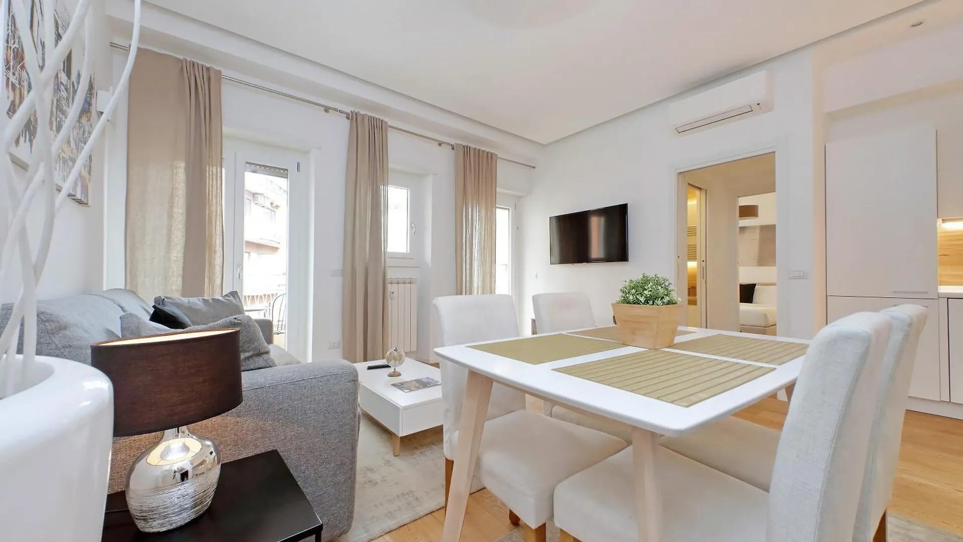 Cozy 1-Bedroom Flat With Balcony, Steps To Vatican Rome Apartment