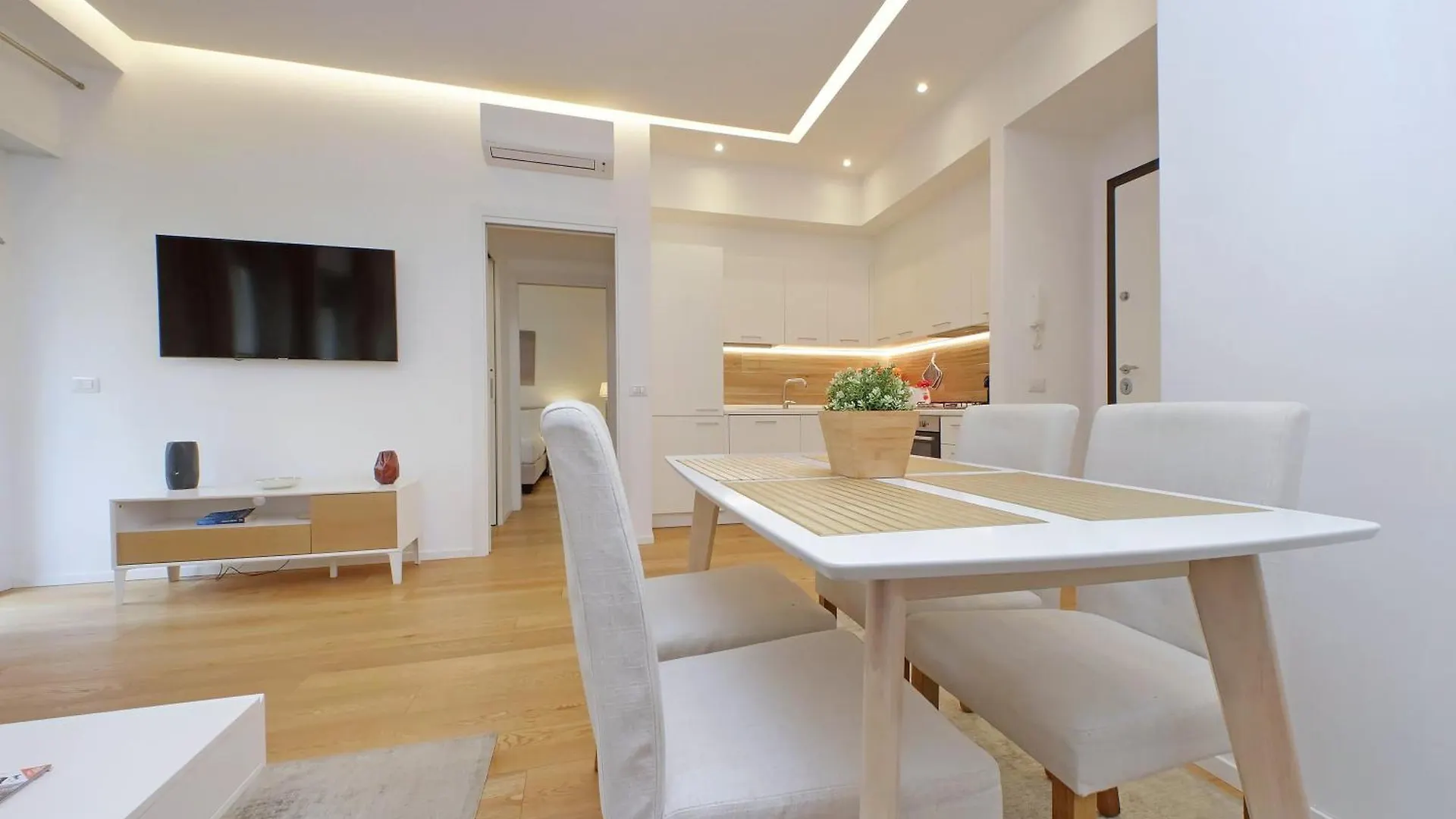 Apartment Cozy 1-Bedroom Flat With Balcony, Steps To Vatican Rome