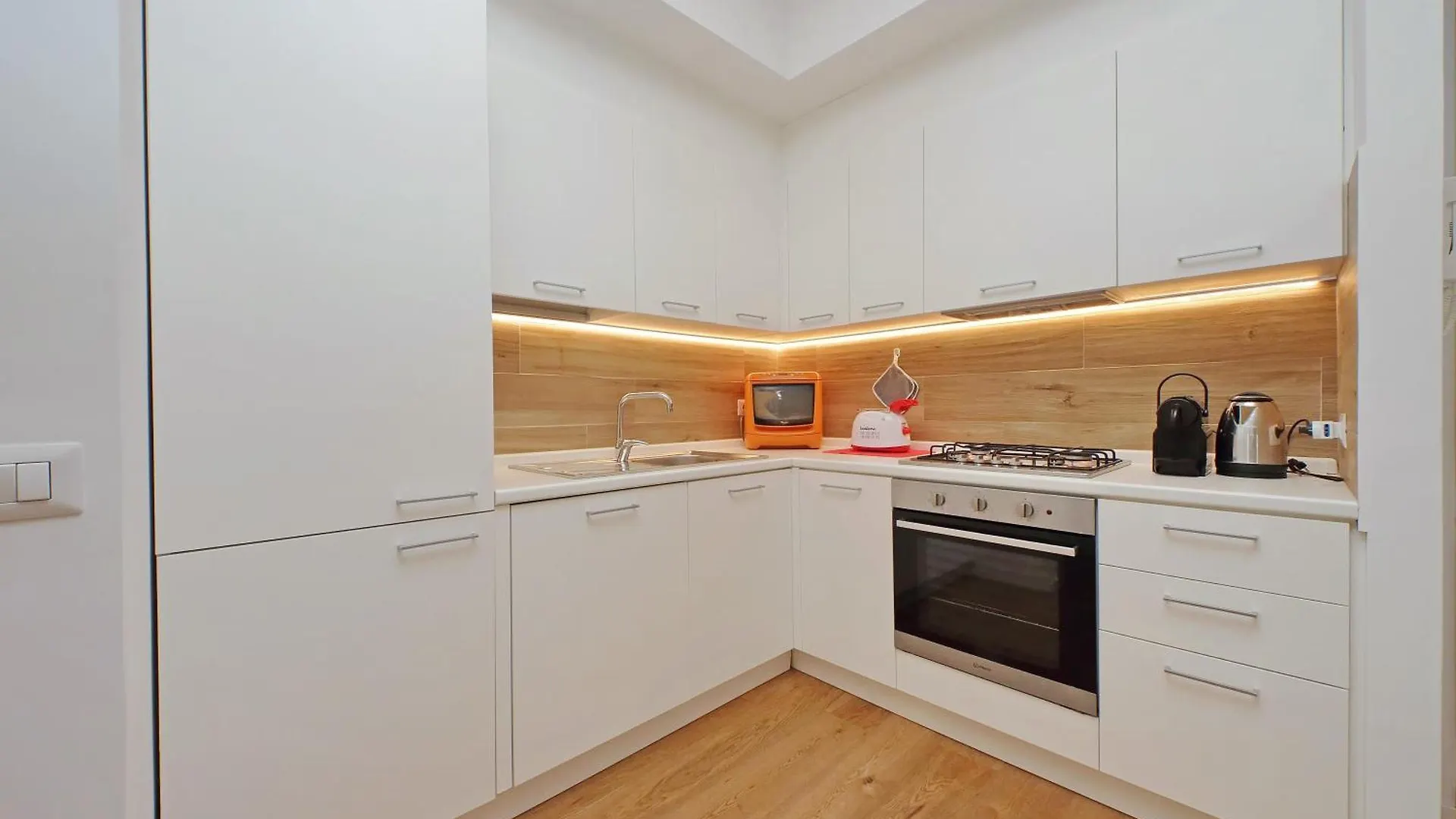 Cozy 1-Bedroom Flat With Balcony, Steps To Vatican Rome Italy