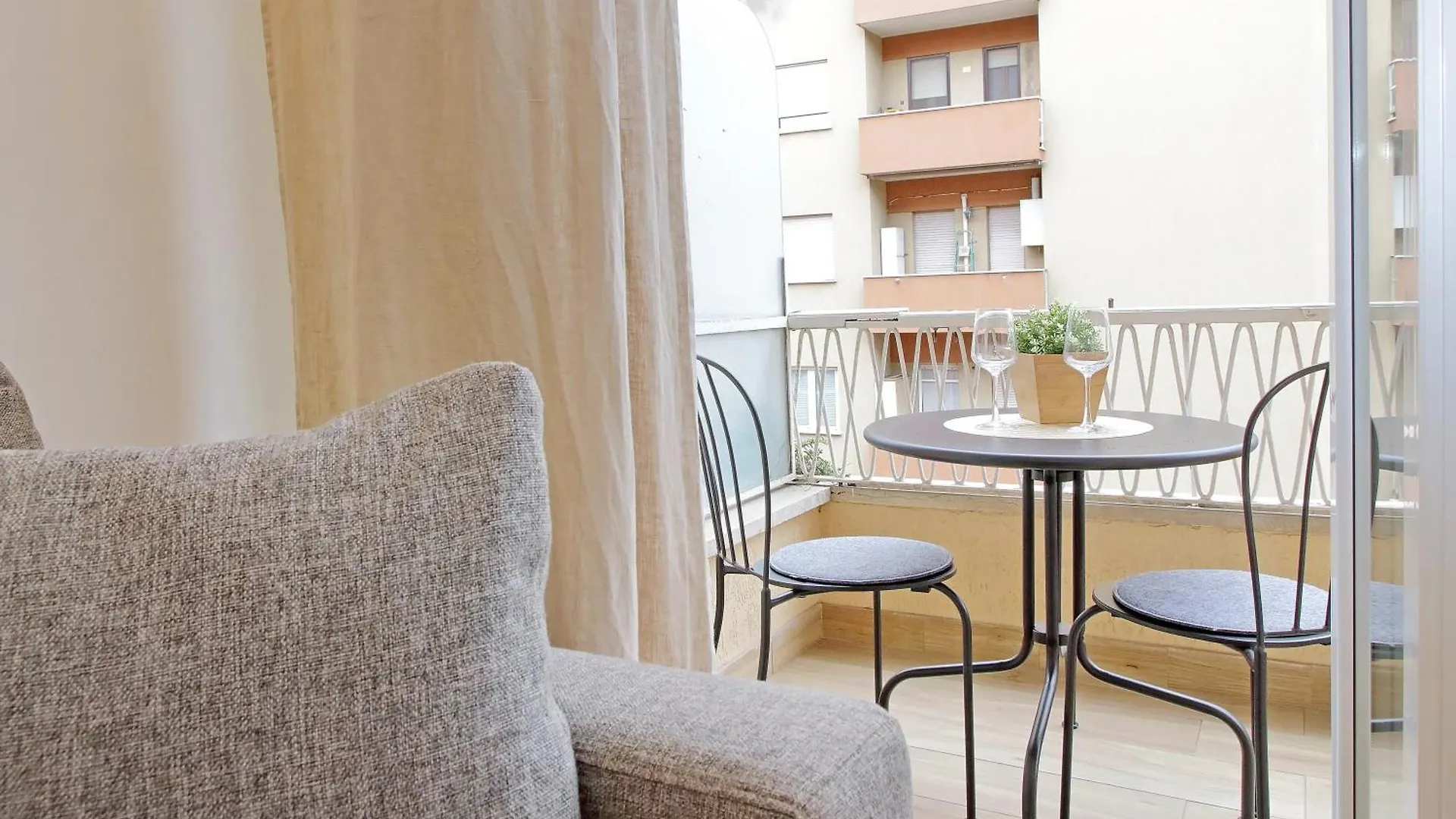 Cozy 1-Bedroom Flat With Balcony, Steps To Vatican Rome