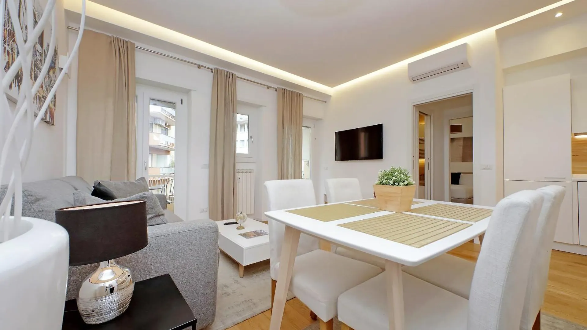 Apartment Cozy 1-Bedroom Flat With Balcony, Steps To Vatican Rome