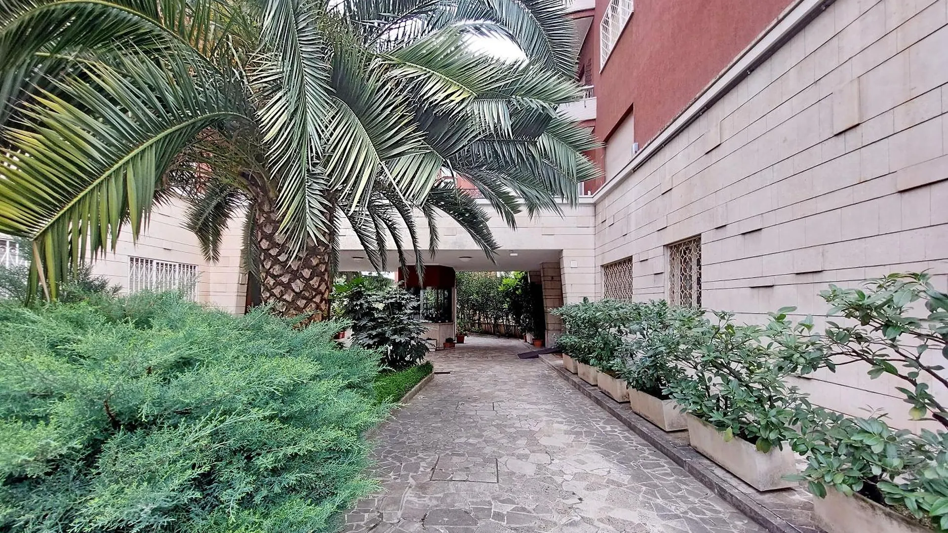 Cozy 1-Bedroom Flat With Balcony, Steps To Vatican Rome
