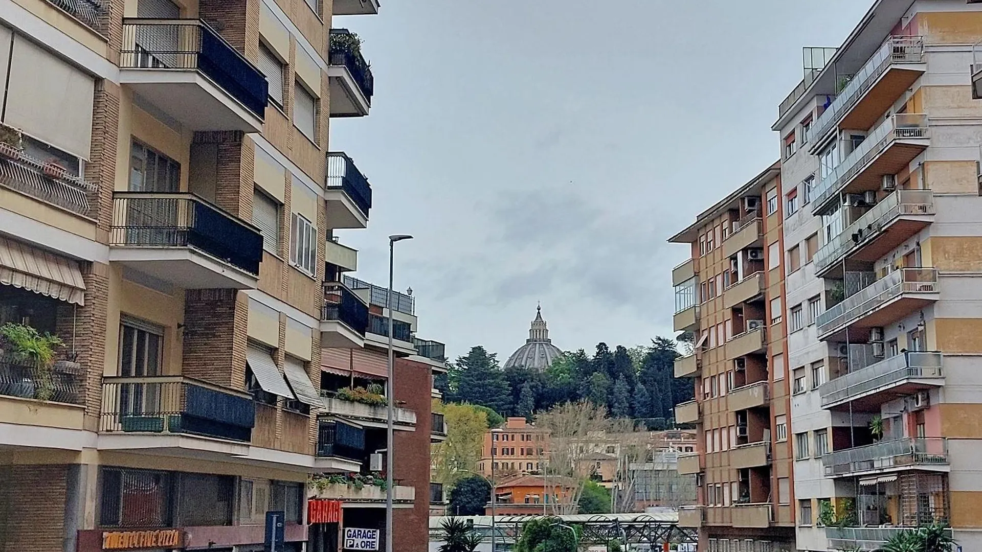 Apartment Cozy 1-Bedroom Flat With Balcony, Steps To Vatican Rome
